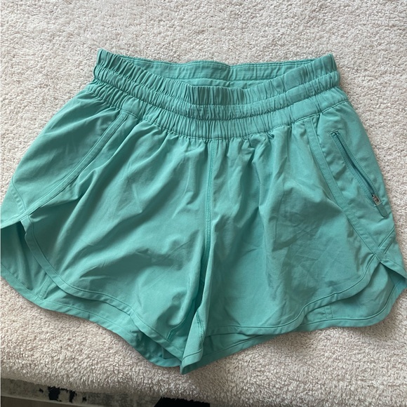 8 Pairs of Lululemon Tracker 4in Mid Rise Shorts - Picture 6 of 8